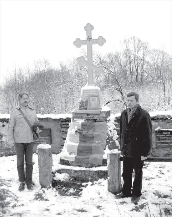 У крестапамятника на братской могиле северозападников на Ивангородском - фото 75
