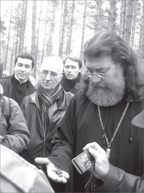 На ладони отца Вячеслава находки поисковиков из расстрельных ям - фото 90
