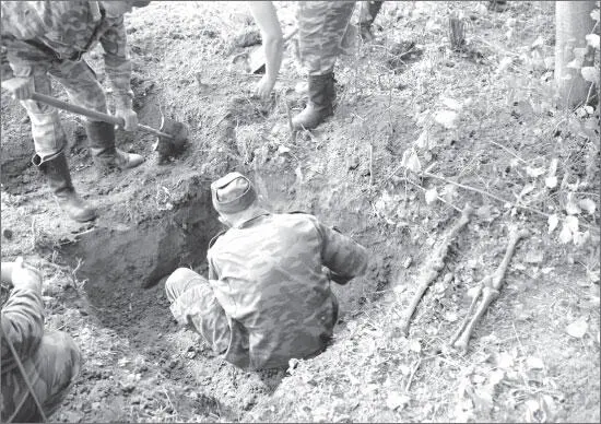 Бойцы поискового батальона Ленинградского военного округа ведут раскопки на - фото 119