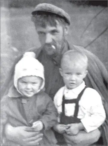 ТЕ Павлов фотокарточка из следственного дела 1944 года и предвоенное фото из - фото 159