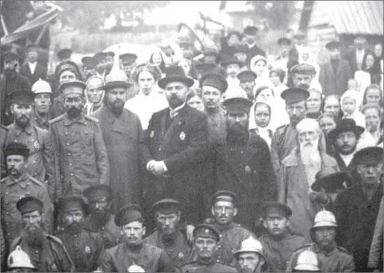 Врач и начальник пожарной дружины Федор Львович Караваев на почетном месте в - фото 167