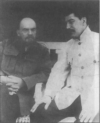С начала 1922 года Ленин чувствовал себя все хуже и неделями не выезжал из - фото 42