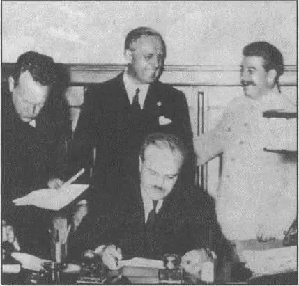 Пакт МолотоваРиббентропа заключенный 23 августа 1939 года и установивший - фото 69