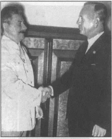 Сталин и Риббентроп во время подписания пакта о ненападении с Германией в - фото 70