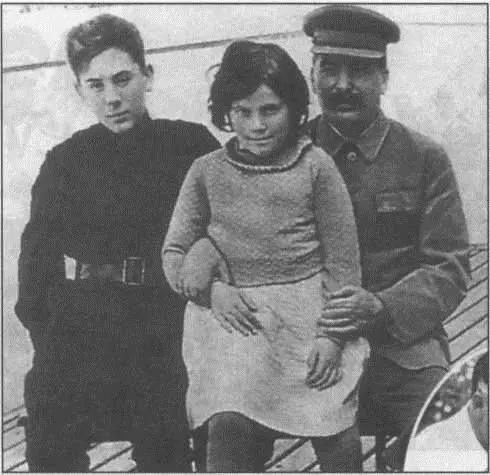 Василий и Светлана дети Сталина от второго брака К Василию отец относился - фото 77