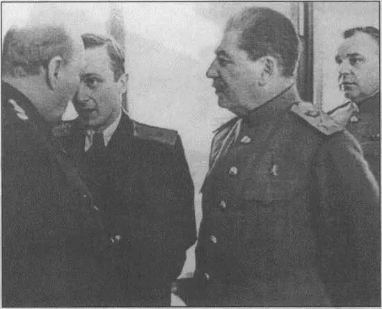 На встрече с премьерминистром Великобритании Черчиллем Сталин в сопровождении - фото 82