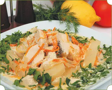 Отварить нарезанную порционными кусками рыбу с кореньями пряностями и луком - фото 64