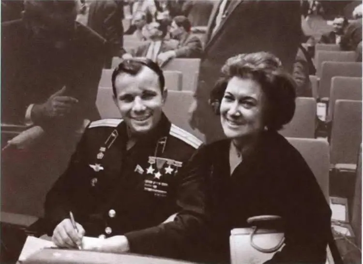 С Юрием Гагариным на IV Московском международном кинофестивале Июль 1965 г - фото 53