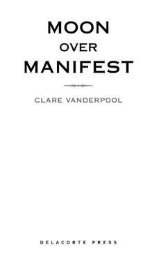 Clare Vanderpool Moon Over Manifest обложка книги