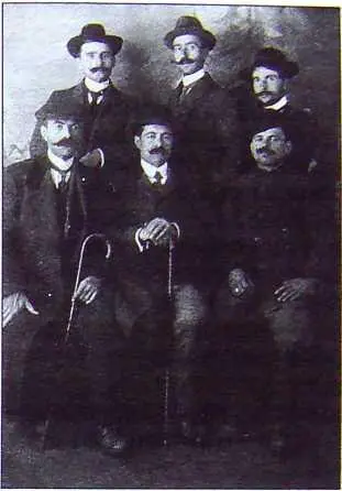 Христо Матов с соратниками 1913 г Мы не знаем участвовал ли отец Ванги в - фото 2