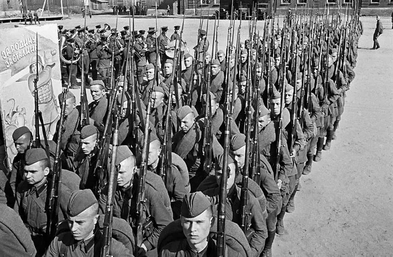 Мобилизация Колонны бойцов движутся на фронт Москва 23 июня 1941 года - фото 10