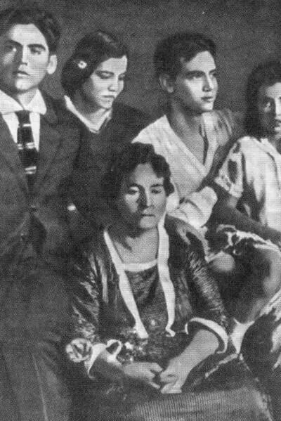 Донья Висента с детьми Слева направо Федерико Консепсьон Франсиско и - фото 8