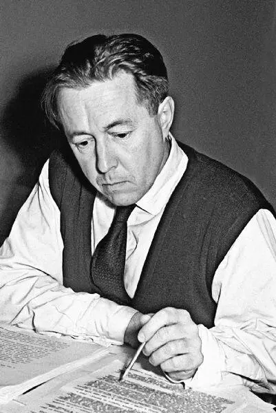 Писатель Александр Солженицын за работой 1962 г Можно ли забыть ее страшную в - фото 31