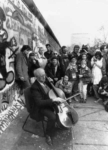 Выступление Ростроповича у Берлинской стены в 1989 г Следующим шагом - фото 46