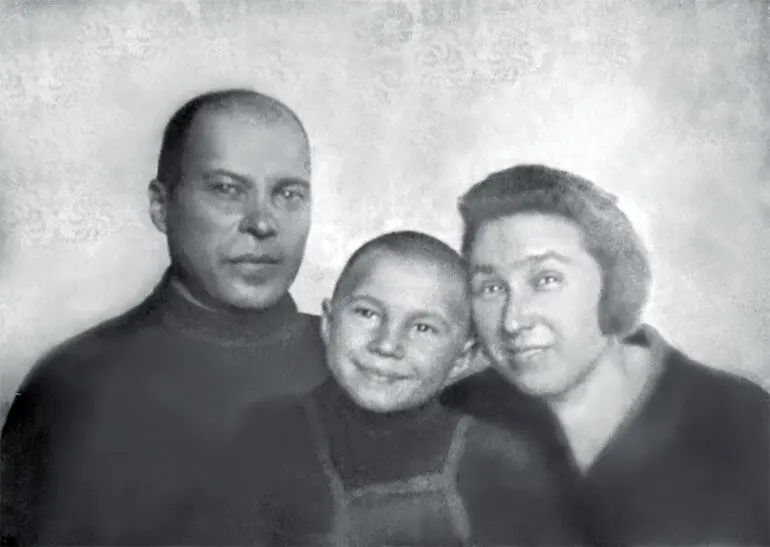 С родителями Семейный портрет МельниковыхТрапезниковых Школьные годы - фото 2