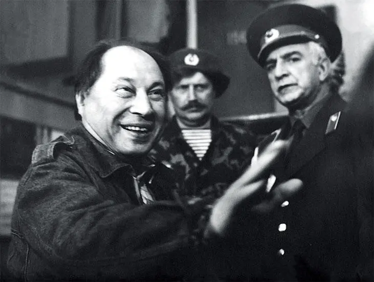 На съемках фильма Чича 1991 г Виктор Степанов и Виталий Мельников на - фото 53