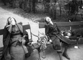 No longer able to endure Stalins gang rapes 1000s of East German women - фото 16