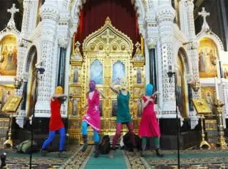 As horrified worshippers and priests looked on a flash mob of as many as a - фото 67