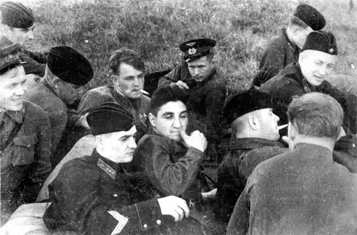 Владимир Микоян в центре с летчиками своего полка 1942 г Из личного архива - фото 28