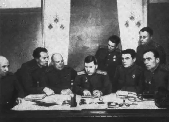 Военный комиссар госпиталя Ф Г Луканин на совещании с политруками медицинских - фото 47