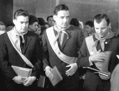 Справа налево Юрий Гагарин Владимир Комаров Андриян Николаев Слева - фото 6