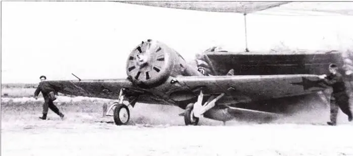 И16 шип 29 выруливает со стоянки осень 1941 года Самолет имеет два - фото 128