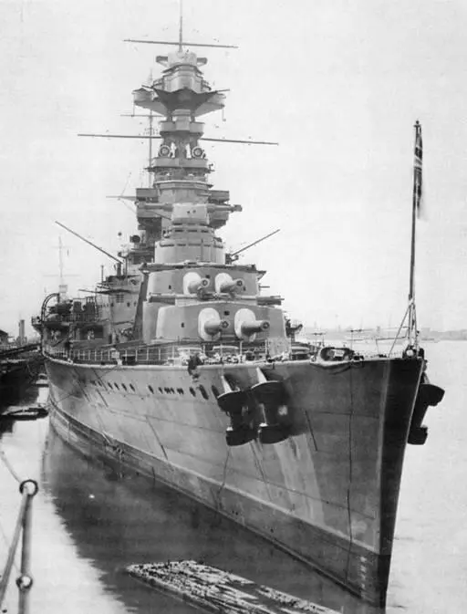 Два фото У берегов Испании в 1937 г вверху и на Мальте в 1938 г внизу - фото 136