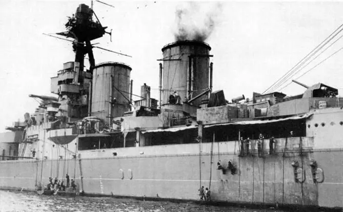 Линейный крейсер Худ в августе 1939 г вверху 1940 г Покраска борта перед - фото 147
