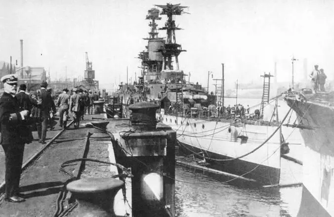 Линейный крейсер Корейджес на достройке 1917 г Корейджес и Глориес в - фото 89