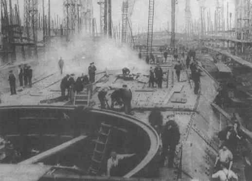 Корпус линейного крейсера Рипалс на стапеле 6 октября 1915 г Выше главного - фото 6