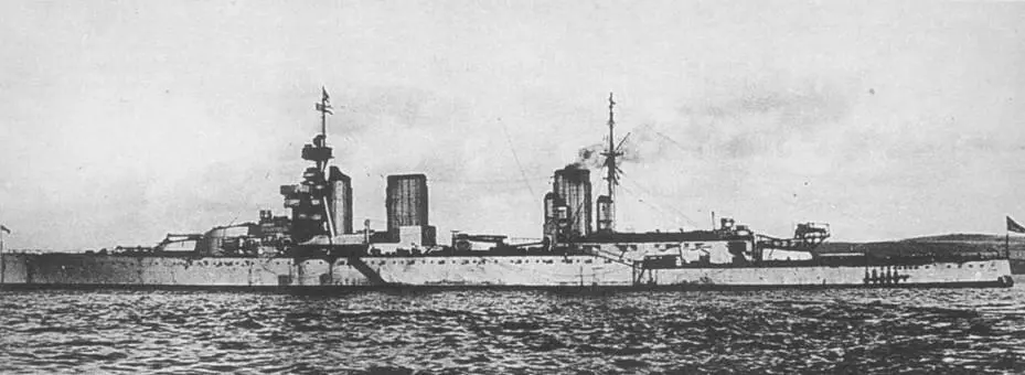 На фото сверху вниз линейные крейсера Принсес Роял в 1917 вверху и 1918 - фото 74