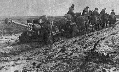 Артиллеристы меняют позицию Слева направо И М Видиборец Н А Перельштейн - фото 18