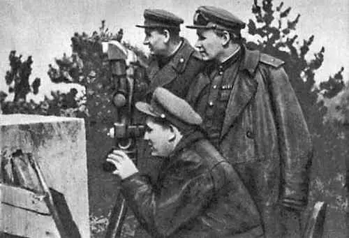 И А Горбачев справа с командирами частей на НП в Братиславе В М Гринев - фото 56