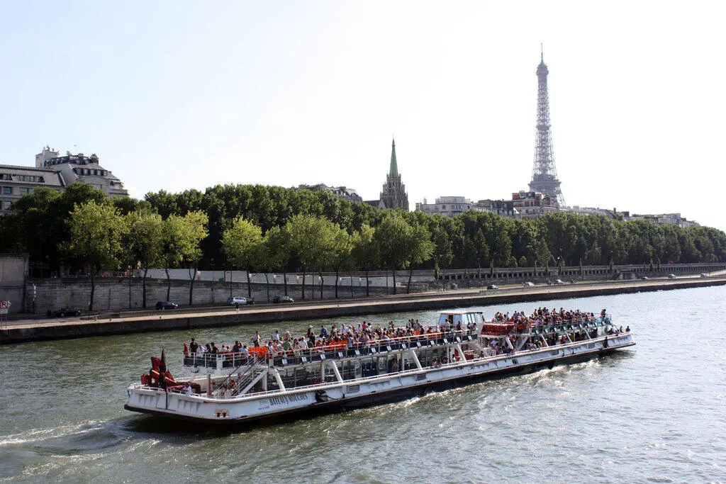 Прогулочный катер компании BateauxMouches 2 Танцевальные шоупредставления в - фото 12