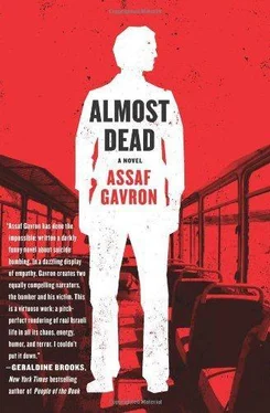 Assaf Gavron Almost Dead обложка книги