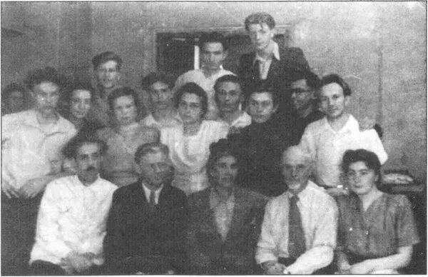 Выпускной курс театральнохудожественного училища 1949 г Училище давало - фото 13