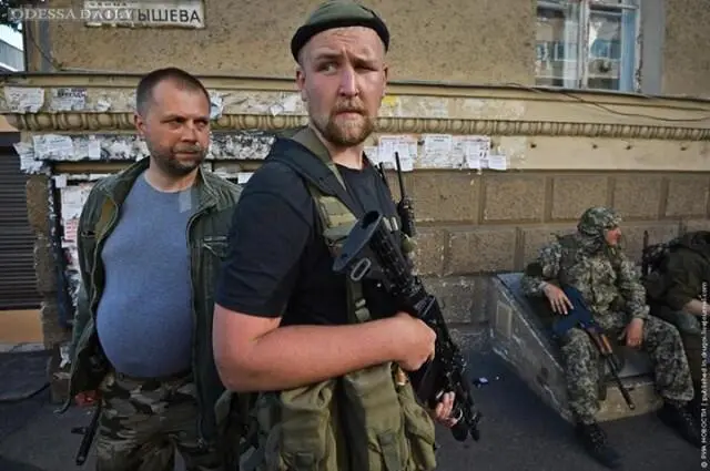 На фото Александр Бородай с автоматом около областного УВД г Донецка - фото 6