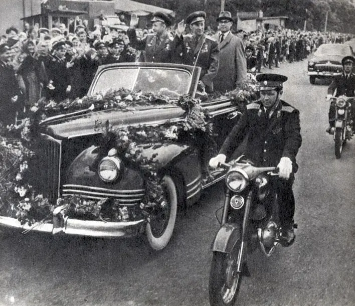 Калининград встречает экипаж Восхода2 П И Беляева и А А Леонова 1965 - фото 113