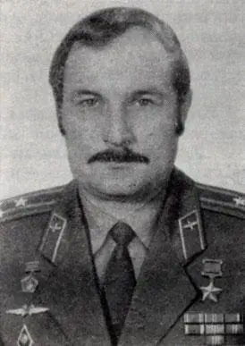 Виталий Михайлович Жолобов Летчиккосмонавт СССР Герой Советского Союза - фото 77
