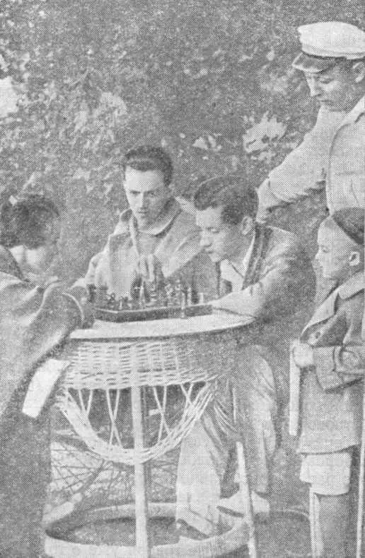Санаторий Майнаки Н А Островский следит за шахматной партией 1926 Дни в - фото 16