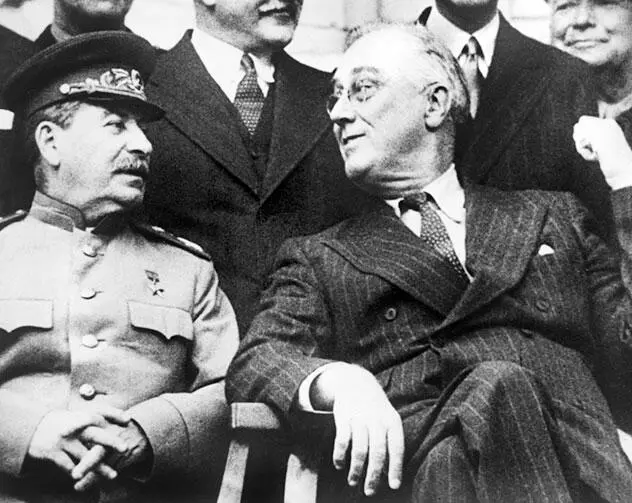 Сталин и Рузвельт во время Тегеранской конференции Ноябрь 1943 г Союзники - фото 24