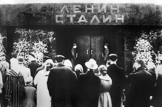 Саркофаг с телом Сталина поместили в мавзолее Ленина Перезахоронение Сталина в - фото 32