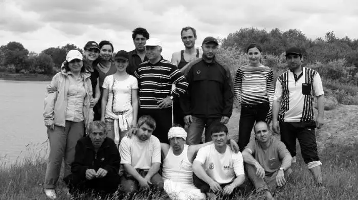 С коллективом своей газеты Молодежь Дагестана на пикнике В мечети колонии - фото 11