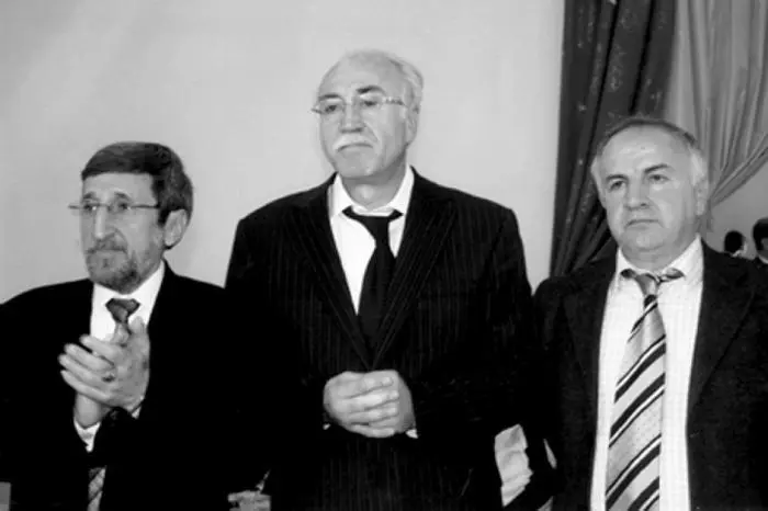 На свадьбе друга слева направо я и друзья детства Давидбек Черкесов - фото 17
