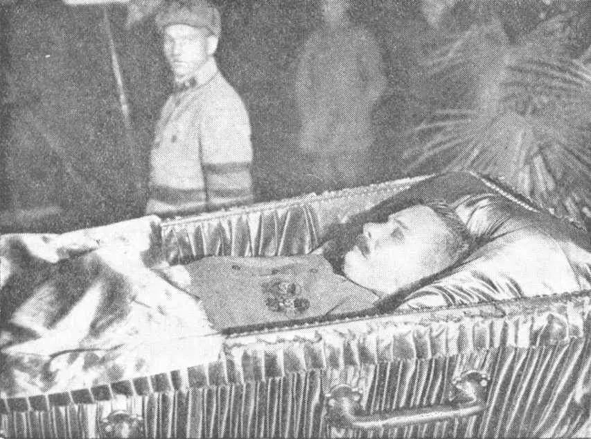 М В Фрунзе в гробу 4 ноября 1925 года Москва провожала в последний путь - фото 43