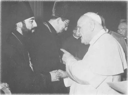 85 Папа Іван XXIII вітає спостерігачів на II Ватиканському соборі 1962 р - фото 98