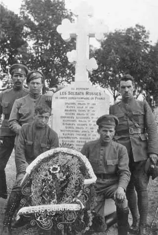 3 Бойцы Русского легиона чести у могилы своих товарищей 1918 Надпись на - фото 4