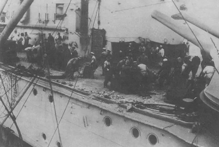 На линейном крейсере Австралия идет погрузка угля 1918 г 11 января 1915 - фото 57