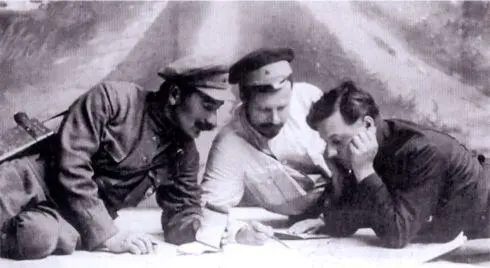 С М Будённый М В Фрунзе и К Е Ворошилов 1920 г В 19201921 гг армия - фото 11