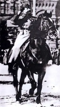 М В Фрунзе принимает парад войск на Красной площади 1925 г В начале 1920х - фото 22